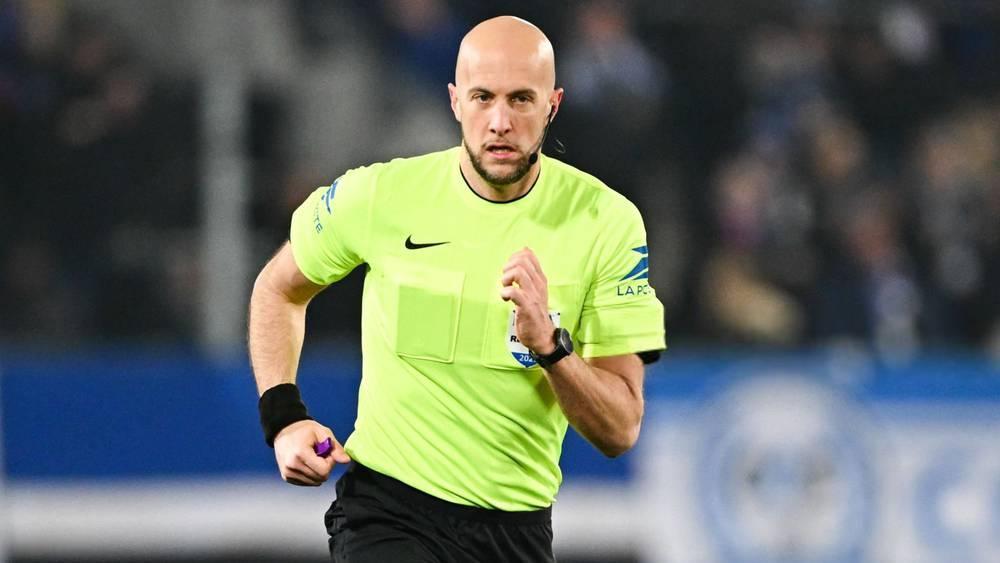 حكم فرنسي يقود مباراة “الأسود” أمام الباراغواي الحكم الفرنسي إيريك واتيلييه