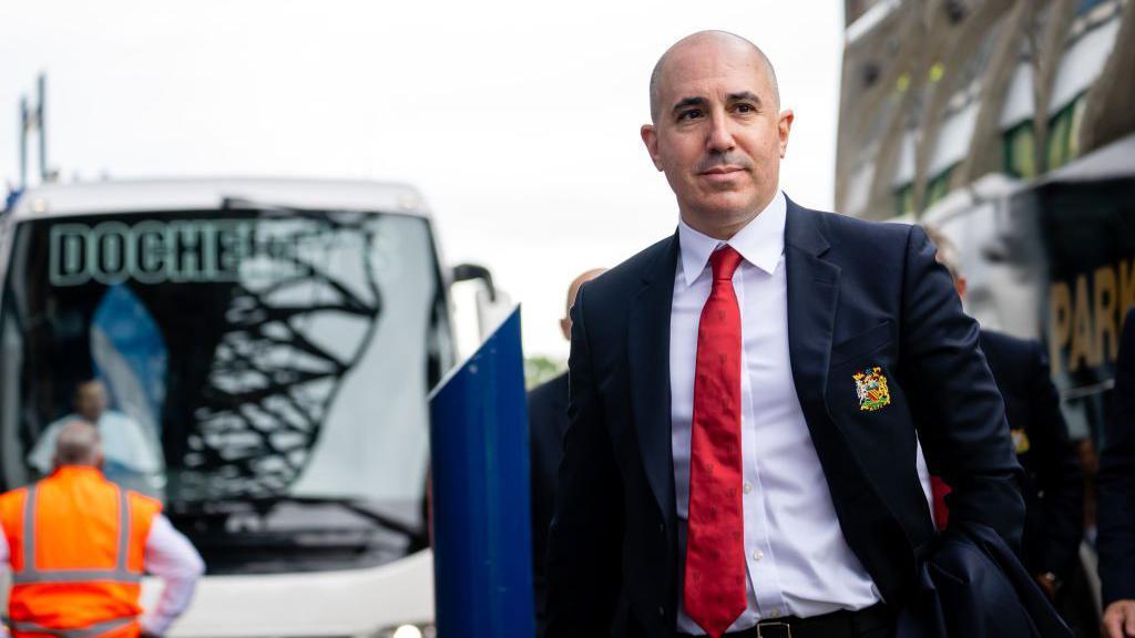 مغربي ينافس على جائزة عالمية في القيادة الرياضية عمر برادة