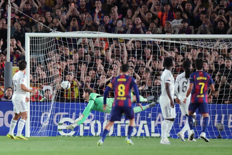 برشلونة يهزم ريال مدريد ويتوج بالدوري الإسباني